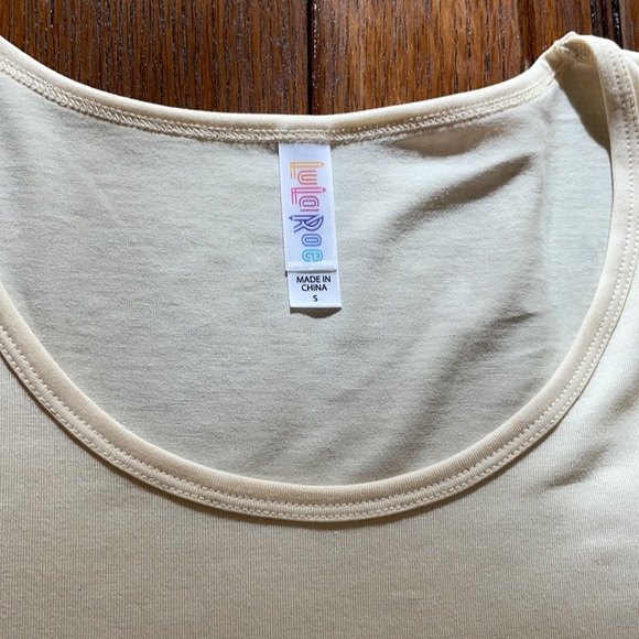 LulaRoe Top Tunic Cream Color, Small. Like New! Perfect for Fall! 🍂🍂🍂 - Picture 2 of 4